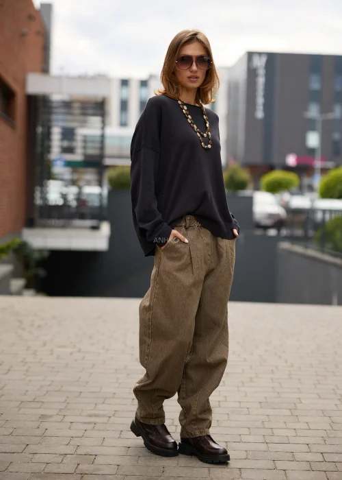 Sweter damski oversize grafitowy z dekoltem łódkowym, obniżoną linią ramion i luźnym fasonem.