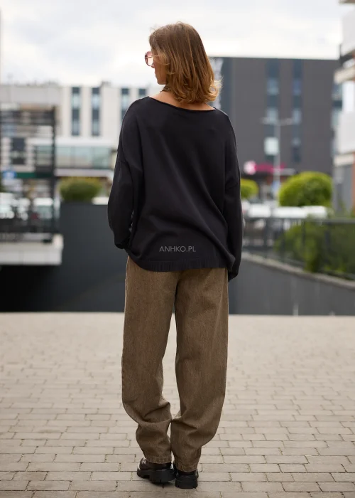 Sweter damski oversize grafitowy z dekoltem łódkowym, obniżoną linią ramion i luźnym fasonem.