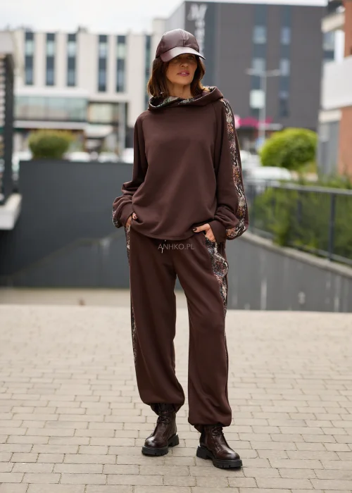 Bluza damska oversize w czekoladowym brązie z kapturem i kontrastowymi, wielokolorowymi wstawkami o gobelinowej strukturze na rękawach.
