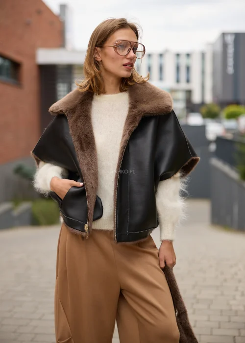 Dwustronna peleryna damska oversize w brązowym kolorze, łącząca miękkie sztuczne futro z kontrastową gładką stroną imitującą skórę, z szerokim kołnierzem i zapięciem na suwak.