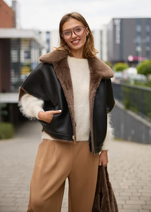 Dwustronna peleryna damska oversize w brązowym kolorze, łącząca miękkie sztuczne futro z kontrastową gładką stroną imitującą skórę, z szerokim kołnierzem i zapięciem na suwak.