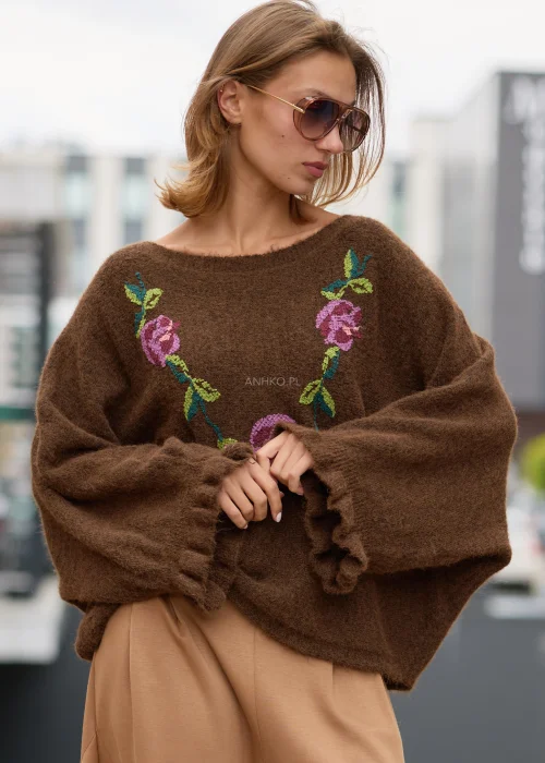 Sweter damski oversize brązowy z haftowanymi kwiatami, szerokimi rękawami i miękką, puszystą fakturą.