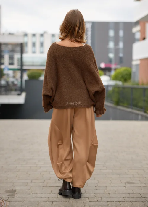 Sweter damski oversize brązowy z haftowanymi kwiatami, szerokimi rękawami i miękką, puszystą fakturą.