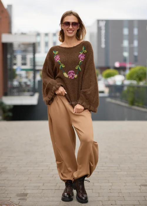 Sweter damski oversize brązowy z haftowanymi kwiatami, szerokimi rękawami i miękką, puszystą fakturą.