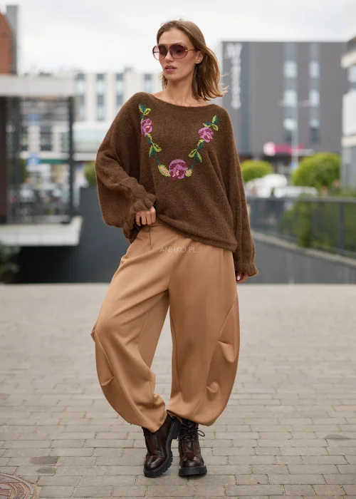 Sweter damski oversize brązowy z haftowanymi kwiatami, szerokimi rękawami i miękką, puszystą fakturą.