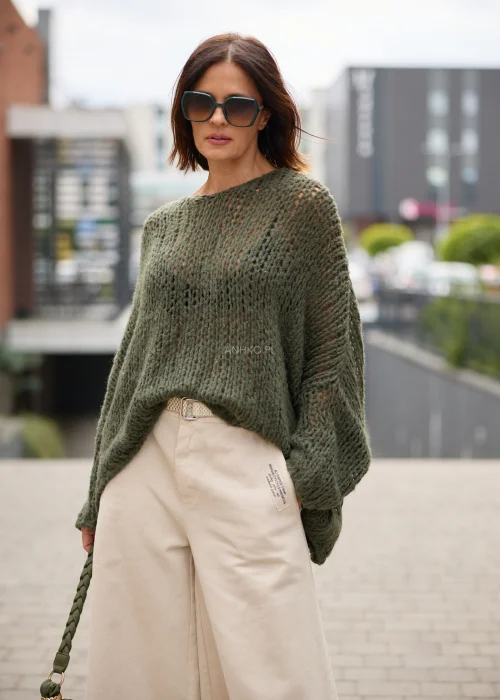 Sweter damski oversize khaki o ażurowym splocie, z szerokim dekoltem, obniżoną linią ramion i luźnym fasonem.