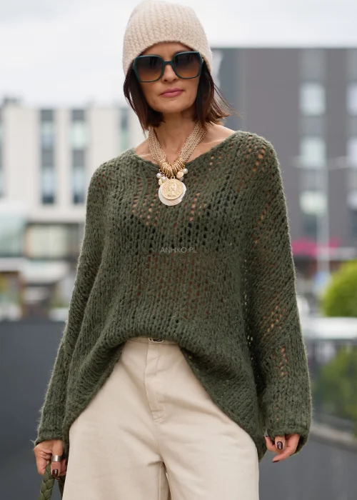 Sweter damski oversize khaki o ażurowym splocie, z szerokim dekoltem, obniżoną linią ramion i luźnym fasonem.