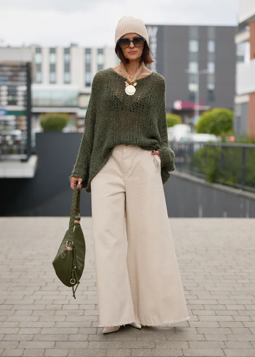 Sweter damski oversize khaki o ażurowym splocie, z szerokim dekoltem, obniżoną linią ramion i luźnym fasonem.