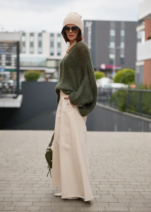 Sweter damski oversize khaki o ażurowym splocie, z szerokim dekoltem, obniżoną linią ramion i luźnym fasonem.