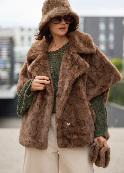 Sweter damski oversize khaki o ażurowym splocie, z szerokim dekoltem, obniżoną linią ramion i luźnym fasonem.