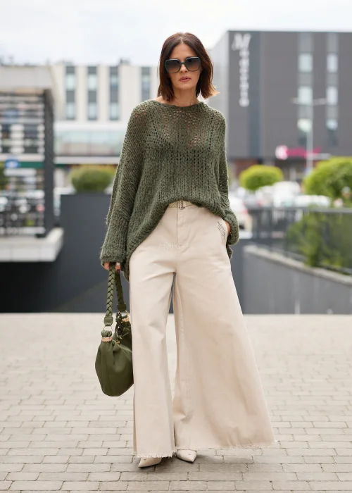 Sweter damski oversize khaki o ażurowym splocie, z szerokim dekoltem, obniżoną linią ramion i luźnym fasonem.