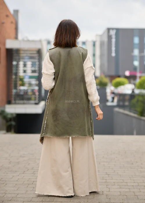 Dwustronna kamizelka damska oversize w kolorze khaki, z kontrastowym futerkiem w panterkę, szerokimi klapami i dużymi naszywanymi kieszeniami.