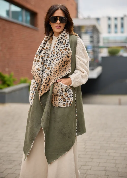 Dwustronna kamizelka damska oversize w kolorze khaki, z kontrastowym futerkiem w panterkę, szerokimi klapami i dużymi naszywanymi kieszeniami.