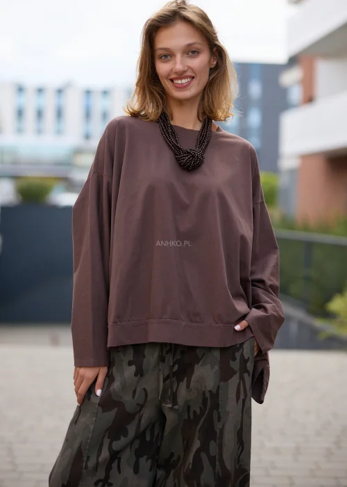 Bluzka damska oversize w kolorze czekoladowego brązu, z obniżoną linią ramion, szerokim fasonem i asymetrycznym dołem.