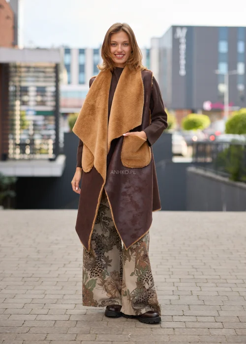 Spodnie damskie z szerokimi nogawkami w beżowej kolorystyce, z patchworkowym wzorem łączącym motywy kwiatowe, paisley i animal print oraz regulacją w pasie.