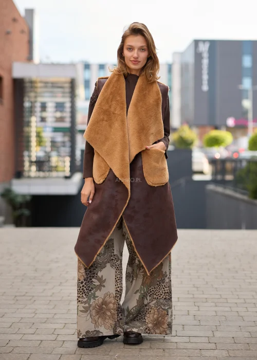 Spodnie damskie z szerokimi nogawkami w beżowej kolorystyce, z patchworkowym wzorem łączącym motywy kwiatowe, paisley i animal print oraz regulacją w pasie.