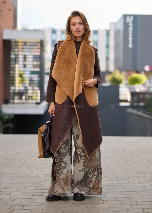 Spodnie damskie z szerokimi nogawkami w beżowej kolorystyce, z patchworkowym wzorem łączącym motywy kwiatowe, paisley i animal print oraz regulacją w pasie.