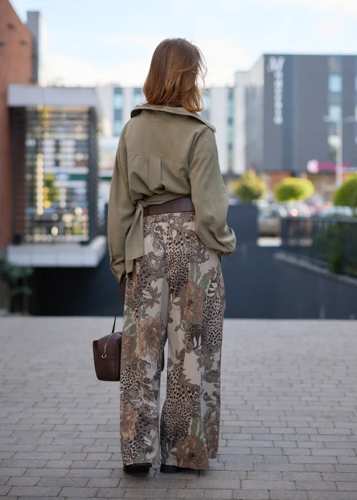 Khaki koszula damska oversize z długim rękawem i paskiem w talii, elegancki luźny krój