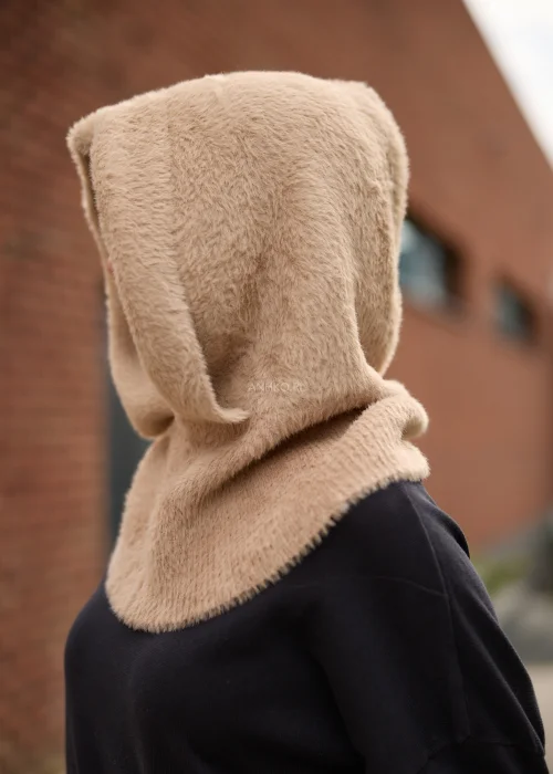 Balaclava North Premium w beżowym odcieniu taupe, o miękkiej futerkowej fakturze i wydłużonym, otulającym fasonie.