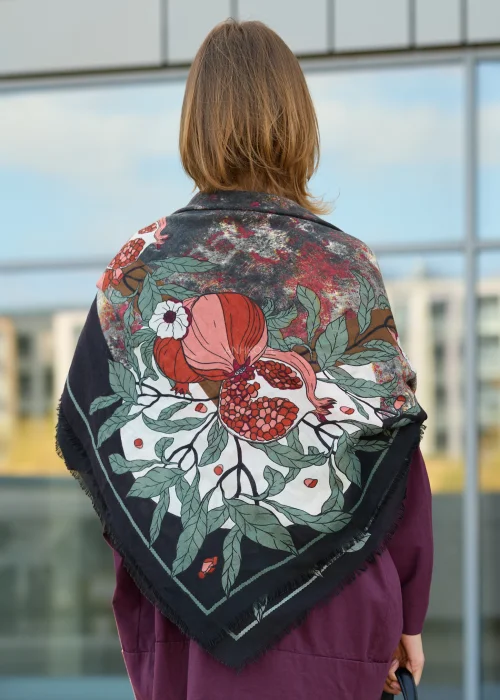 Wiskozowy szal Grenadia Bloom czarny wielokolorowy z dużym motywem granatów, kwiatów i zielonych liści na abstrakcyjnym tle.