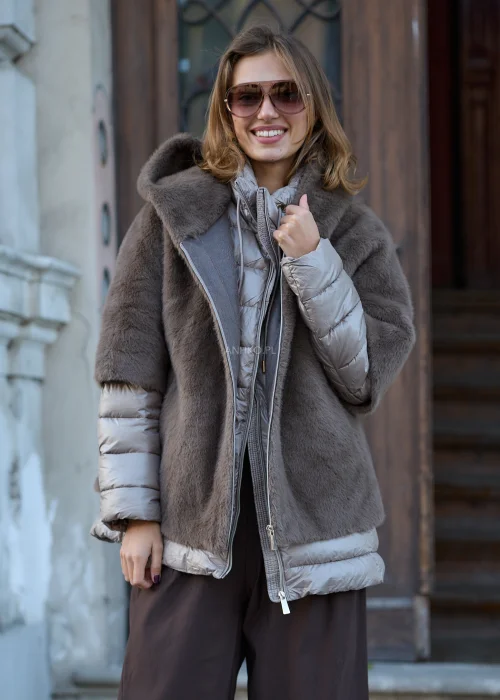 Taupe kurtka damska 2w1 o fasonie oversize, łącząca miękkie futrzane wykończenie z pikowaną warstwą, dużym kapturem, wysokim kołnierzem i zapięciem na suwak.