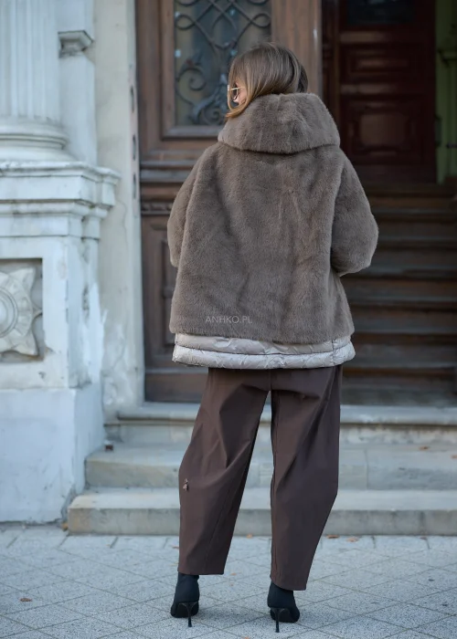 Taupe kurtka damska 2w1 o fasonie oversize, łącząca miękkie futrzane wykończenie z pikowaną warstwą, dużym kapturem, wysokim kołnierzem i zapięciem na suwak.