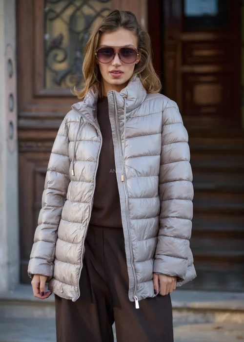 Taupe kurtka damska 2w1 o fasonie oversize, łącząca miękkie futrzane wykończenie z pikowaną warstwą, dużym kapturem, wysokim kołnierzem i zapięciem na suwak.