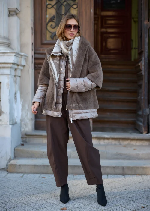 Taupe kurtka damska 2w1 o fasonie oversize, łącząca miękkie futrzane wykończenie z pikowaną warstwą, dużym kapturem, wysokim kołnierzem i zapięciem na suwak.