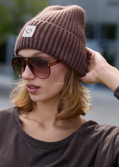 Brązowa czapka damska zimowa beanie z naszywką i uśmiechem, ciepła dzianina, moda uliczna