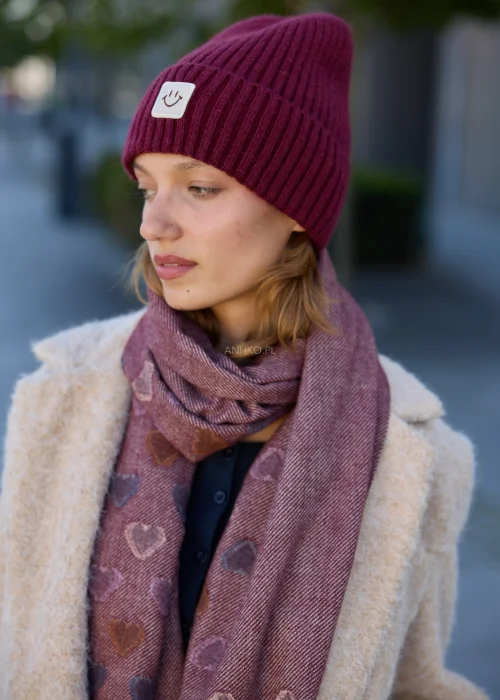 „Bordowa czapka damska zimowa beanie z naszywką i uśmiechem, ciepła dzianina, moda uliczna”