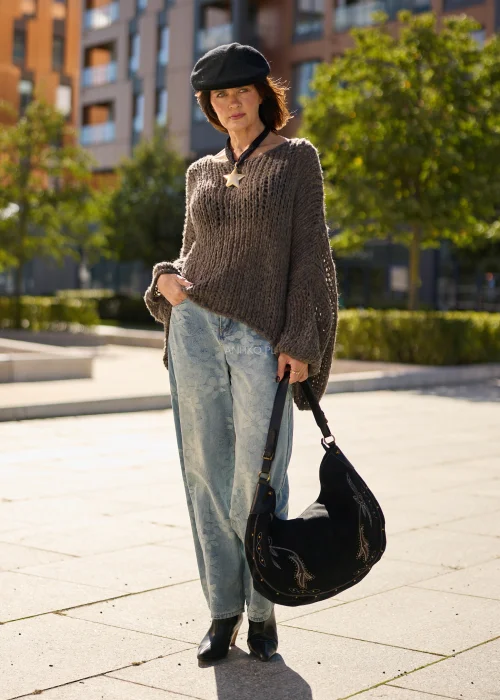 Czarna torebka damska Coyote Bloom o zamszowej fakturze, z brązowo-beżowym haftem roślinnym, złotymi nitami i szerokim paskiem.