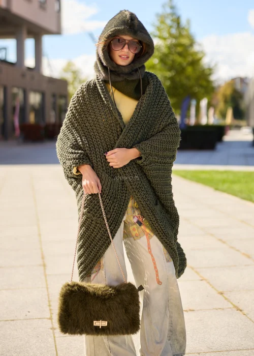 Futrzana torebka Carlson w kolorze khaki z dużą klapą, złotym przekręcanym zapięciem i paskiem częściowo wykonanym z łańcuszka.