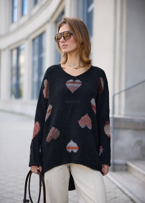 Sweter damski oversize z miękkiej, lekko puszystej dzianiny w kolorze czarnym, ozdobiony nieregularnie rozmieszczonymi, dzianinowymi sercami w odcieniach różu, bordo, beżu i szarości