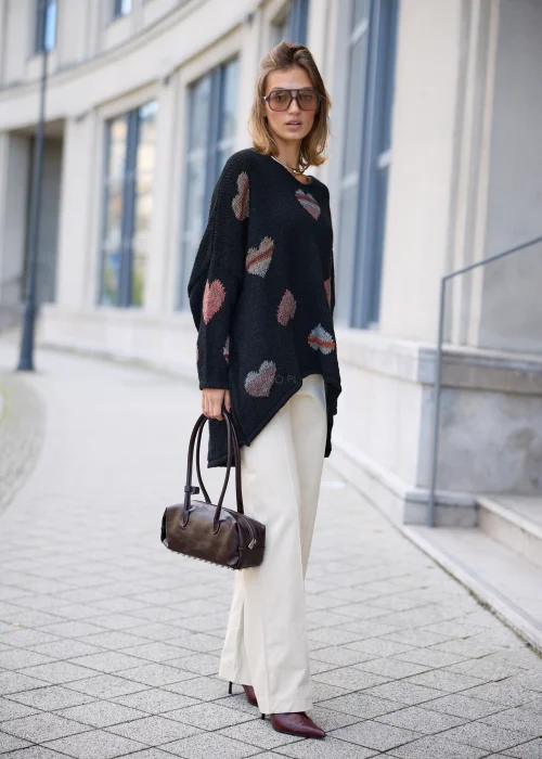 Sweter damski oversize z miękkiej, lekko puszystej dzianiny w kolorze czarnym, ozdobiony nieregularnie rozmieszczonymi, dzianinowymi sercami w odcieniach różu, bordo, beżu i szarości