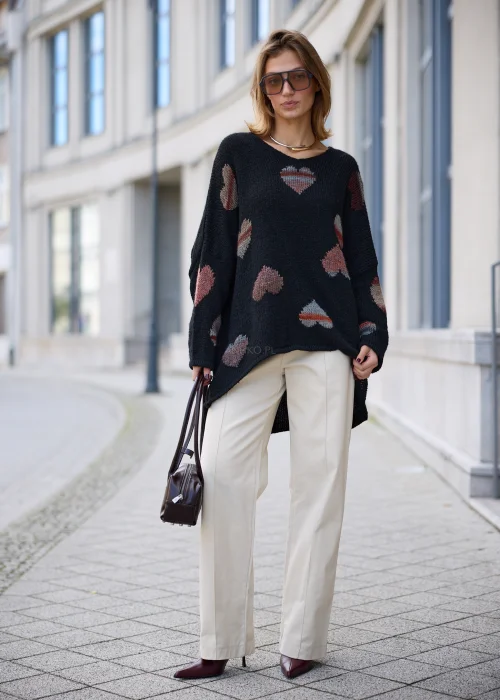 Sweter damski oversize z miękkiej, lekko puszystej dzianiny w kolorze czarnym, ozdobiony nieregularnie rozmieszczonymi, dzianinowymi sercami w odcieniach różu, bordo, beżu i szarości