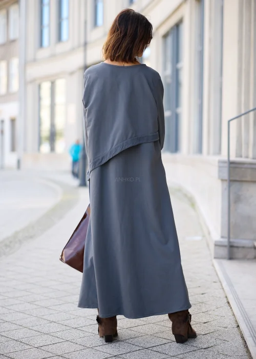 Sukienka damska maxi w kolorze grafitowoszarym, o mocno oversize’owym fasonie, z długimi rękawami, okrągłym dekoltem, asymetryczną warstwą materiału, pionowym rzędem guzików i dużą naszywaną kieszenią.