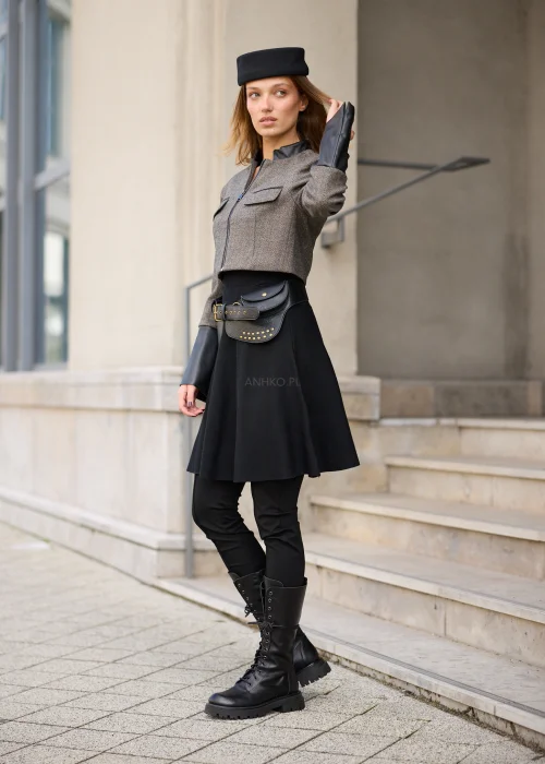 Spódniczka damska mini w kolorze czarnym, o rozkloszowanym fasonie w kształcie litery A, z szerokim pasem w talii i gładką dzianiną, delikatnie układającą się w miękkie fale.