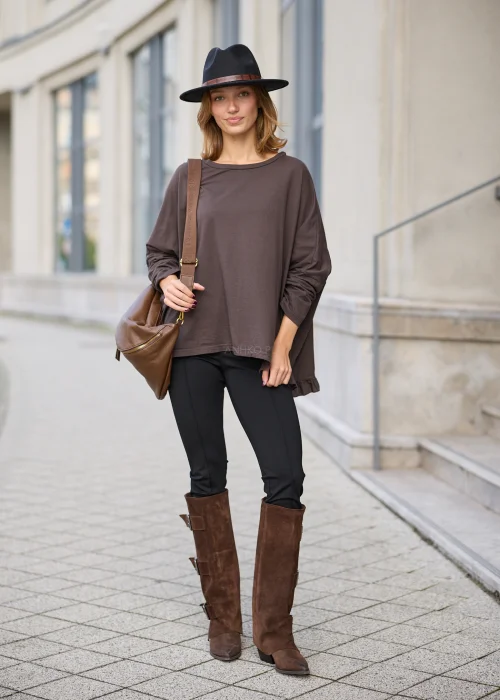 Czarne spodnie damskie slim fit z wysokim stanem, dopasowanymi, długimi nogawkami, pionowymi przeszyciami z przodu i eleganckim, minimalistycznym fasonem.