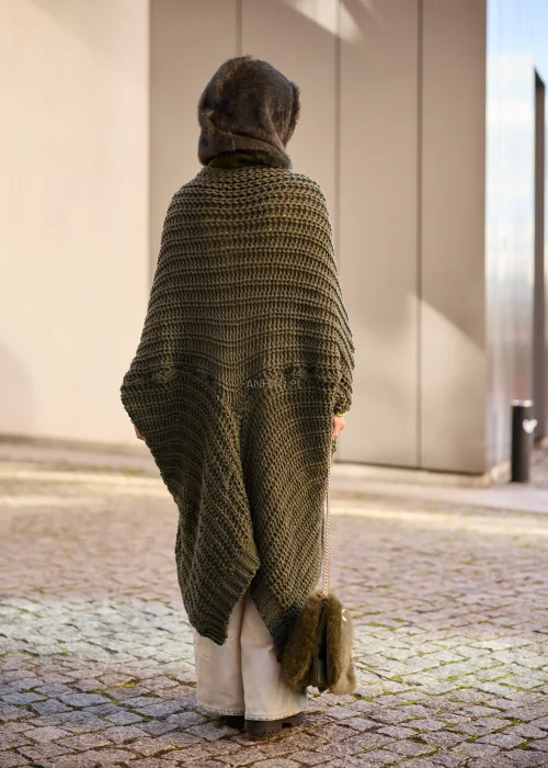 Oliwkowozielony kardigan damski maxi oversize z grubej dzianiny o wyrazistym splocie, z szerokimi rękawami, kieszeniami i asymetrycznym dołem.