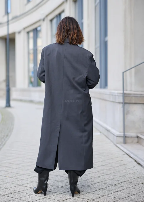 Płaszcz damski oversize w kolorze ciemnoszarym, wykonany z gładkiego materiału o garniturowej strukturze, o długości maxi, z szerokimi klapami marynarkowymi, dwurzędowym zapięciem na guziki
