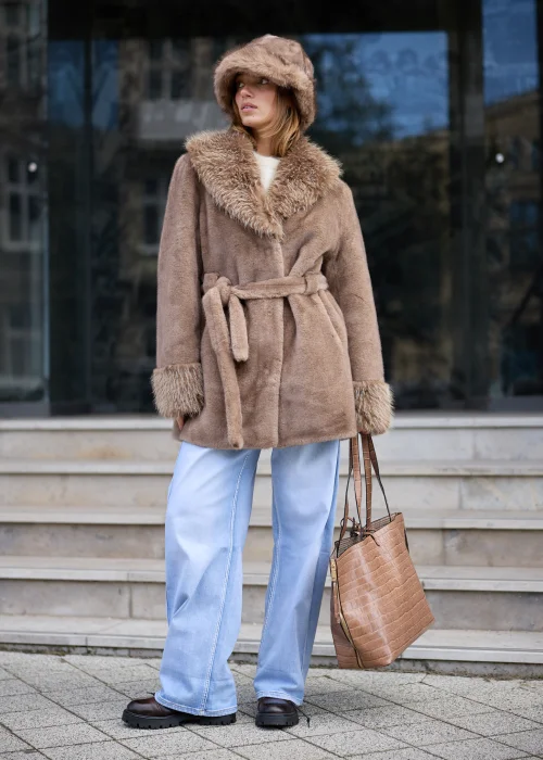 Płaszcz futrzany damski w kolorze beżowo-taupe, wykonany z miękkiego sztucznego futra o krótkim, gęstym włosiu, z dużym szalowym kołnierzem i szerokimi mankietami z długiego, cieniowanego futra