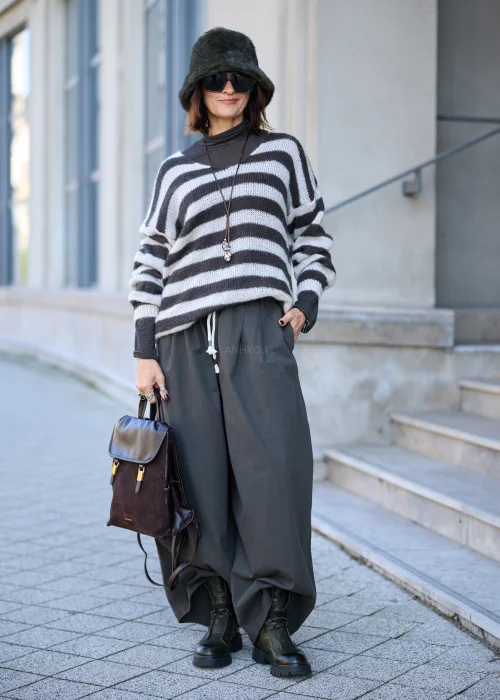 Sweter damski oversize z miękkiej, lekko puszystej dzianiny w szerokie, poziome pasy w kolorze kremowym i ciemnografitowym, o luźnym fasonie z obniżoną linią ramion, szerokim dekoltem w łódkę