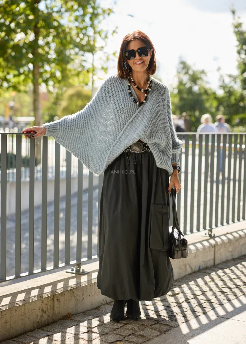 Sweter damski oversize z grubej, miękkiej dzianiny o luźnym, ażurowym splocie w kolorze jasnego błękitu, z kopertowym dekoltem w serek