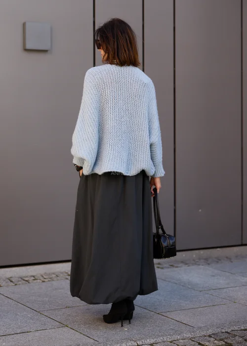 Sweter damski oversize z grubej, miękkiej dzianiny o luźnym, ażurowym splocie w kolorze jasnego błękitu, z kopertowym dekoltem w serek