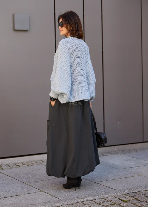 Sweter damski oversize z grubej, miękkiej dzianiny o luźnym, ażurowym splocie w kolorze jasnego błękitu, z kopertowym dekoltem w serek
