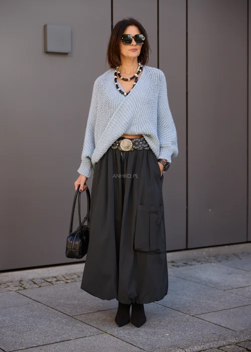 Sweter damski oversize z grubej, miękkiej dzianiny o luźnym, ażurowym splocie w kolorze jasnego błękitu, z kopertowym dekoltem w serek