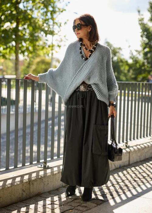 Sweter damski oversize z grubej, miękkiej dzianiny o luźnym, ażurowym splocie w kolorze jasnego błękitu, z kopertowym dekoltem w serek