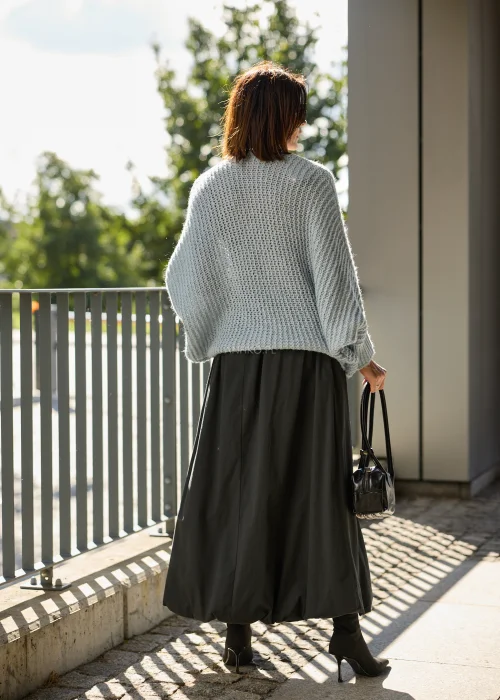 Sweter damski oversize z grubej, miękkiej dzianiny o luźnym, ażurowym splocie w kolorze jasnego błękitu, z kopertowym dekoltem w serek
