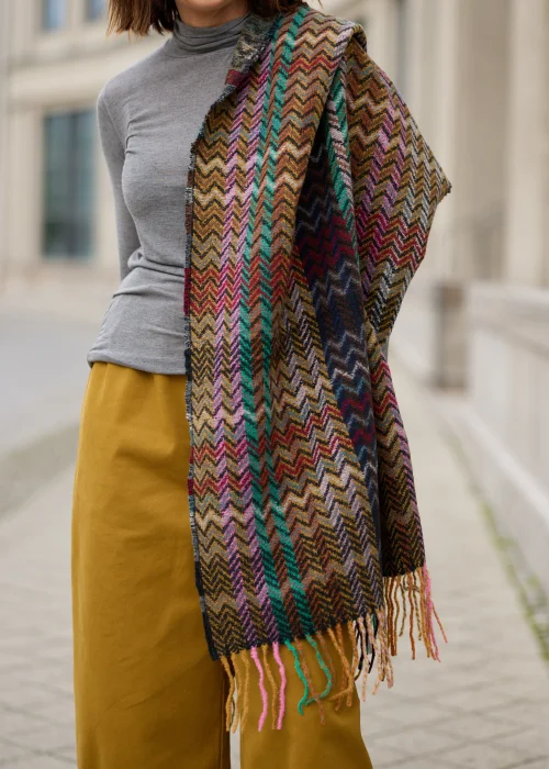Dwustronny szal damski Portobello Multicolor z wełną, kolorowym wzorem w geometryczne zygzaki i długimi frędzlami na końcach.