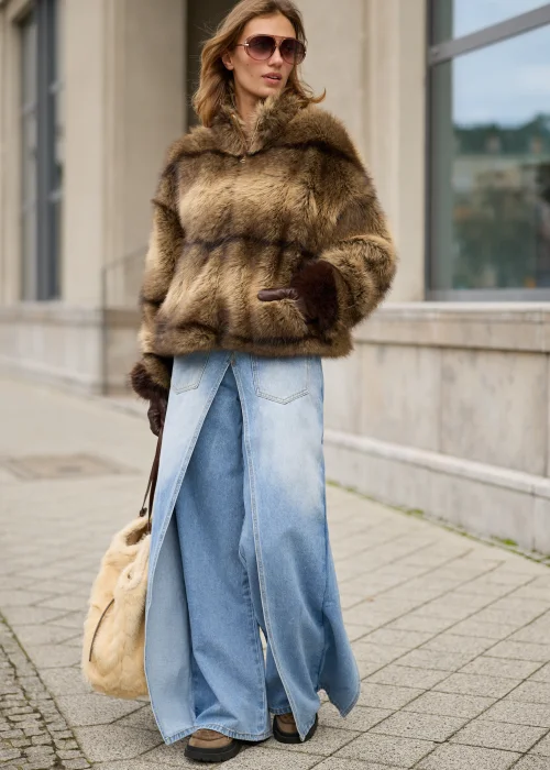 Niebieskie spodnie jeansowe damskie wide leg z szerokimi nogawkami, efektem sprania, ozdobnymi przeszyciami i naszywanymi kieszeniami z przodu.